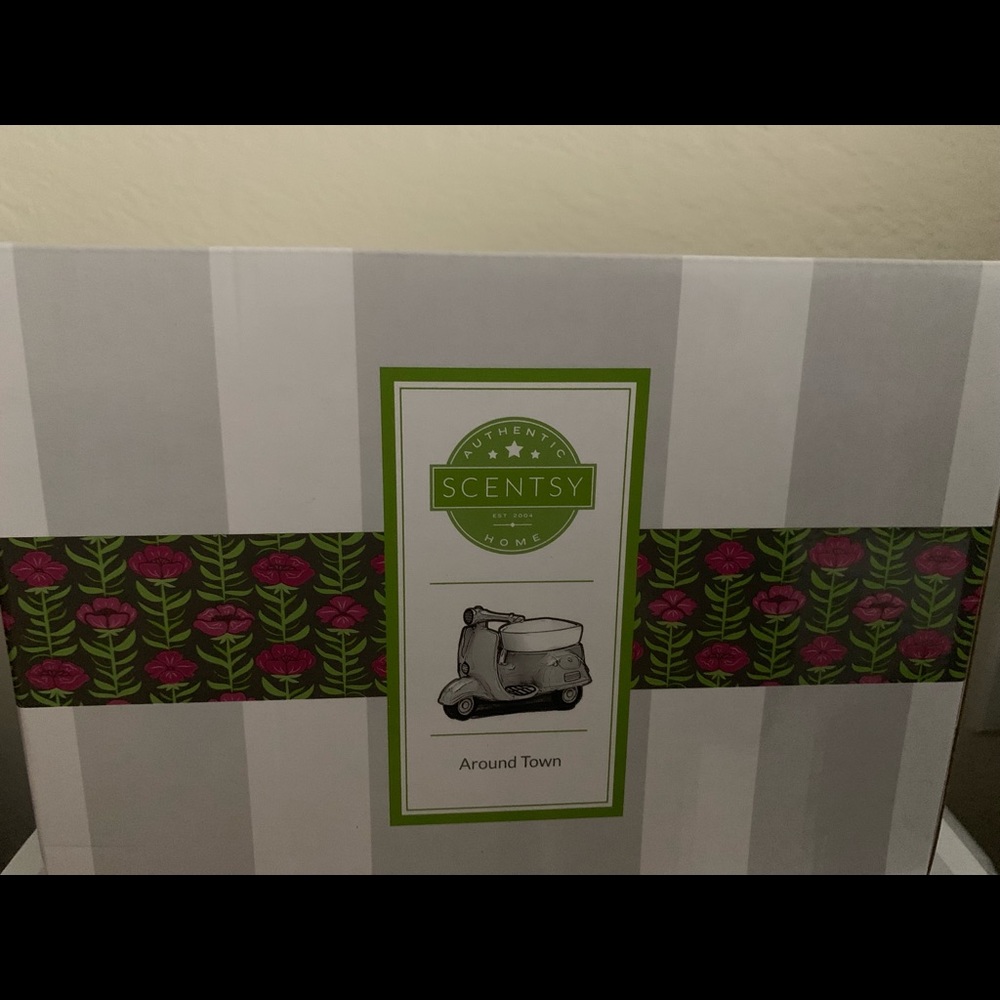 New Scentsy Around the Town Vintage Full Warmer